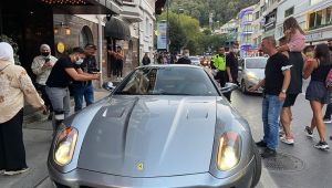 Rol Aldığı Dizide Dudak Uçuklatan Para Alan Burak Özçivit Lüks Ferrarisi İle Yıktı Geçti 