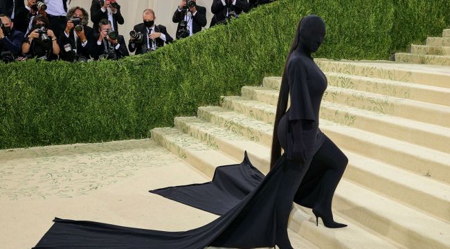 2021 MET Galasına Katılan Kim Kardashian Gizemli Kostümü İle Tüm Dikkatleri Üzerine Çekti 