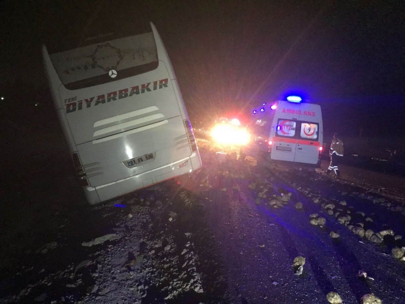 Konya Karapınar'da Yolcu Otobüsü ile Kamyon Çarpıştı,Feci Kaza'da 1 Ölü 20 Yaralı 